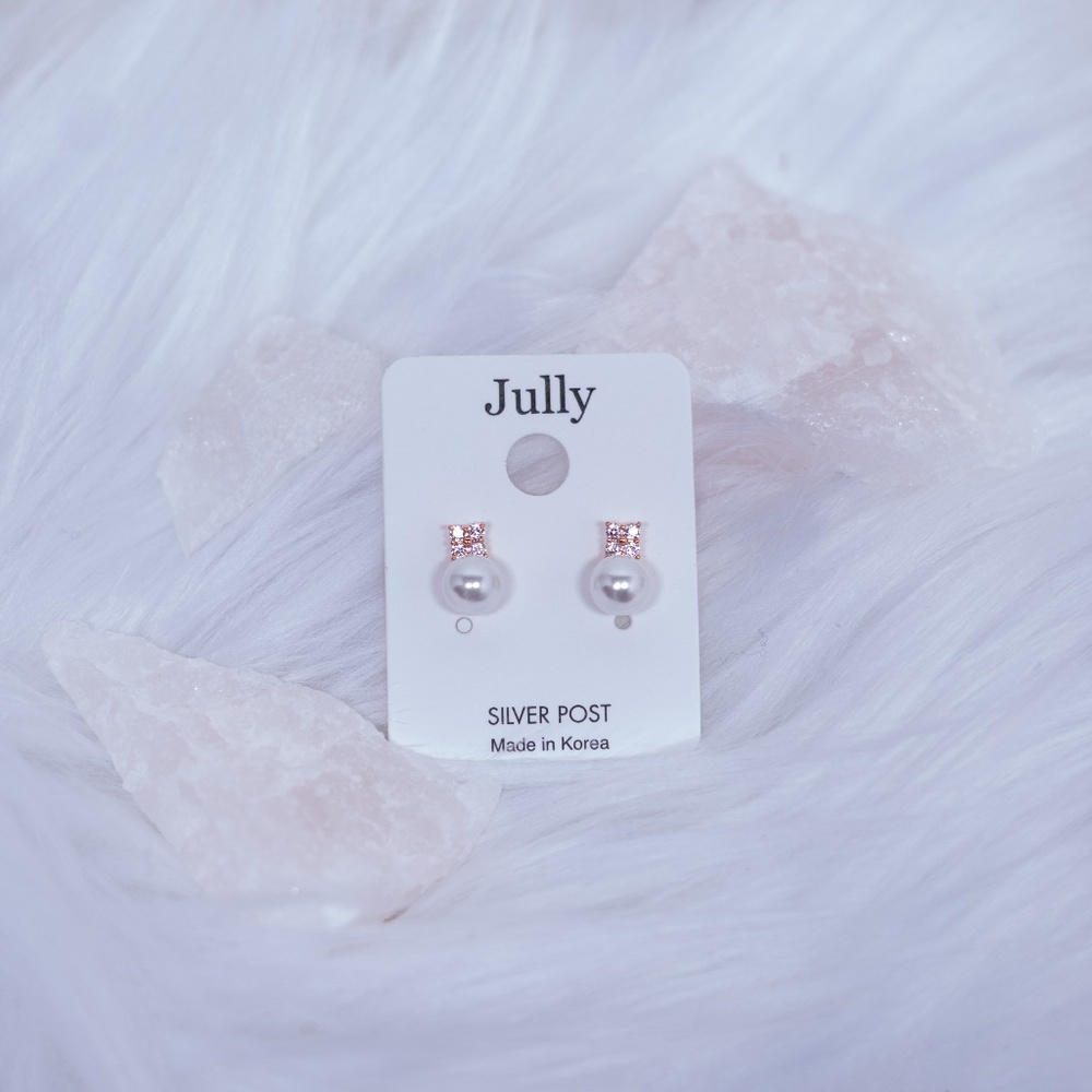 Small Timeless Pearl Studs Earrings